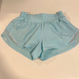 Lululemon 2.5 inseam hotty hots in icing blue size 2